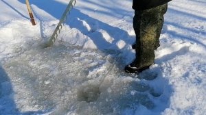 Пилим лёд ручной пилой