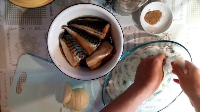 Скумбрия запечённая на луковой подушке. Вариант быстрого ужина. смотреть онлайн