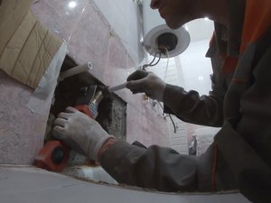 УСТАНОВКА СМЕСИТЕЛЯ НА ВАННУ С ПОДВЫПОДВЕРТОМ