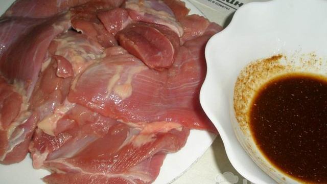 Рулет из индейки с чесноком в духовке