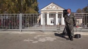 "Одуванчики". Парень десантник поет на улице