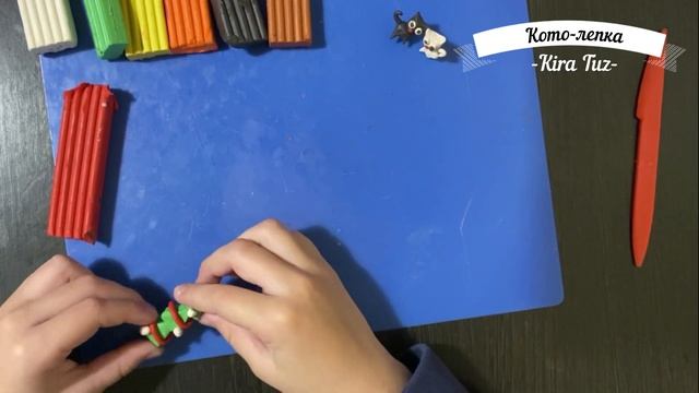 НОВОГОДНИЕ КОТЫ ИЗ ПЛАСТИЛИНА. Лепим ёлку, подарки, корзинку с апельсинами | Кото-лепка смотреть онлайн