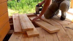 Деревянный пол из обрезной доски на веранде