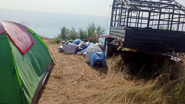 Уезжают наши соседи помогаем поднять снаряжения. Палаточный городок авто кемпинг Грибовка.