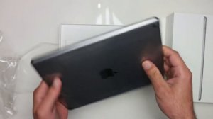 Apple iPad with Wi Fi 2018 Model, 9 7 Inch Retina Display unboxing