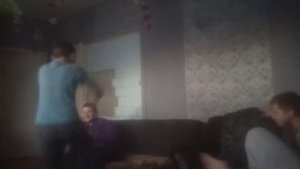 Топовая драка. Друг против друга. Все обошлось. Заломал двоих. Толстый против худых. Братья дерутся