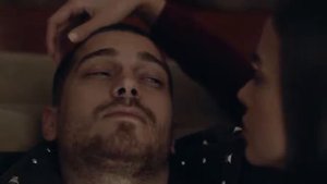 İçerde Сарп и Мелек наедине