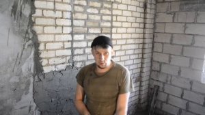 Штукатурка стены цементно-песчаной смесью.