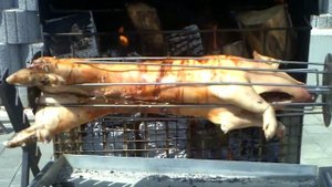 Жареный поросенок на вертеле / Spanferkel am Spieß