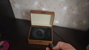 Маленький CD плеер в стиле винилового проигрывателя со встроенными динамиками