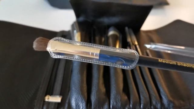 Artistry: набор кистей для макияжа.