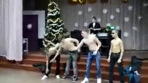 Парни отжигают на дискотеке!))