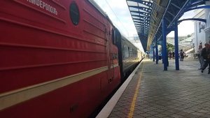 ВЛ10-1869 с поездом номер 7/8 сообщением Санкт-Петербург-Севастополь прибывает на вокзал Севастопол