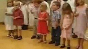 видео где дети поют, а пацан кривляется