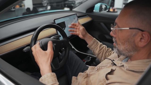 РАСЧЕХЛЯЕМ TESLA MODEL 3: произведение искусства или очередной американский автомобиль?