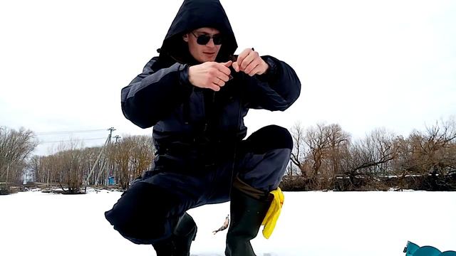 Бешеный клев полосатых горбачей на тонком льду! Попал под раздачу 🙂💪 смотреть онлайн