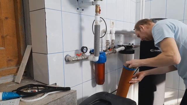 Замена фильтра ввода воды в дом.Засыпка соли в бак. Замена угольного фильтра.