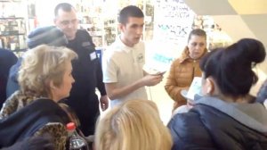 Акция превращения 10 рублей в 10 евро от МММ в ТК "Зеленоградский". Зеленоград