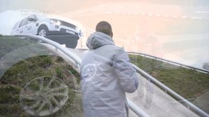 Ленд Ровер Дискавери 4 - крутой спуск с горы.