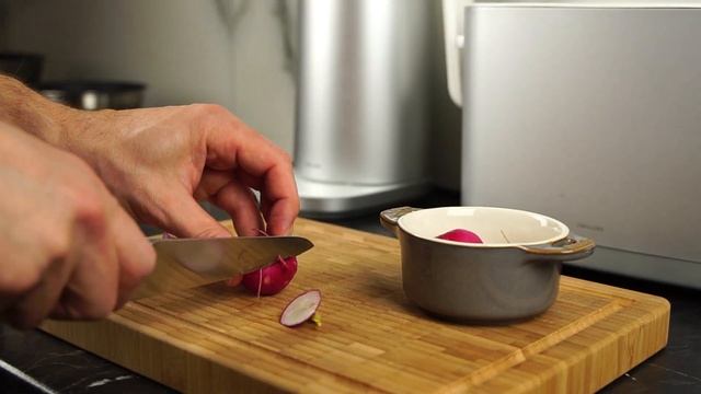 Салат с грушей, шпинатом и сливочным сыром.