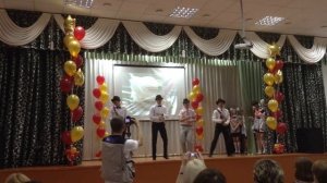 зажигательный танец парней на последнем звонке