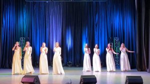 Девчонки танцуют на палубе (По Ангаре)