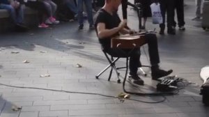 уличный музыкант на гитаре в Лондоне