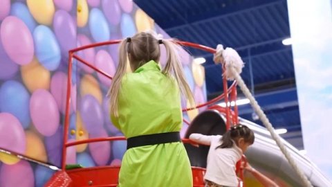 Алиса Шоу - Алиса потеряла телефон - Играем в парке развлечений Joki Joya