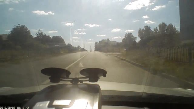 И тут вылетают 2 чемпиона по велоспорту