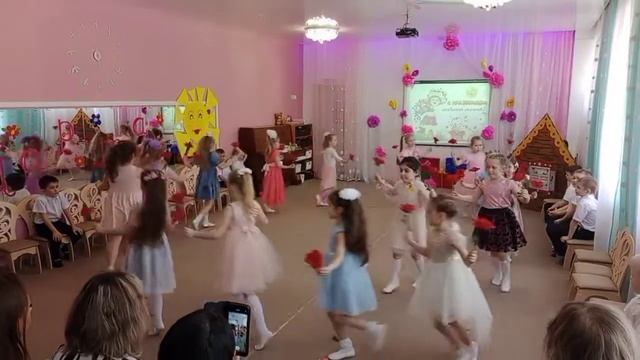 Танцевальная композиция с цветами. "Мама жизнь подарила"