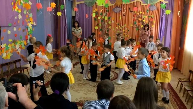 Вход детей на осенний праздник "Чародей листопад" смотреть онлайн