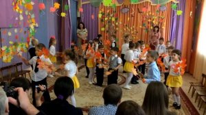 Вход детей на осенний праздник "Чародей листопад"