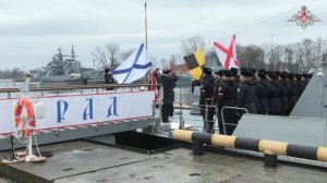 Торжественное поднятие Военно-морского флага на новейшем малом ракетном корабле «Град»