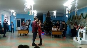 Еврейский мальчик Изя отжигает под ёлкой