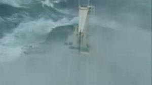 Судно в большой шторм.  Ship in big storm. 