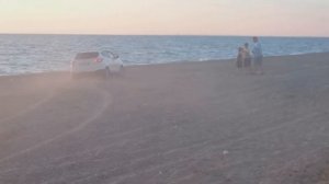Кроссовер паркетник Hyundai IX 35 Tucson IX off-road in the sand на пляжном бездорожье на песке