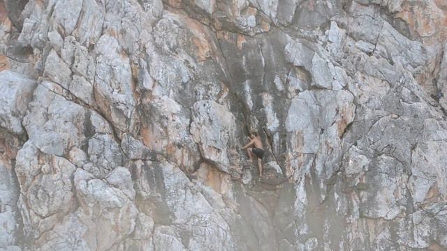 прыжок со скалы в море. смотреть онлайн