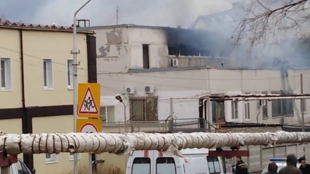 В Саратове горит Завод на улице 50 лет октября рядом со школой № 108 смотреть онлайн