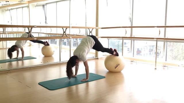 Подтягивание ног к груди с выпрямлением на фитболе смотреть онлайн