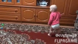 Маленькие ножки - ходят по дорожке. Нам 10 месяцев