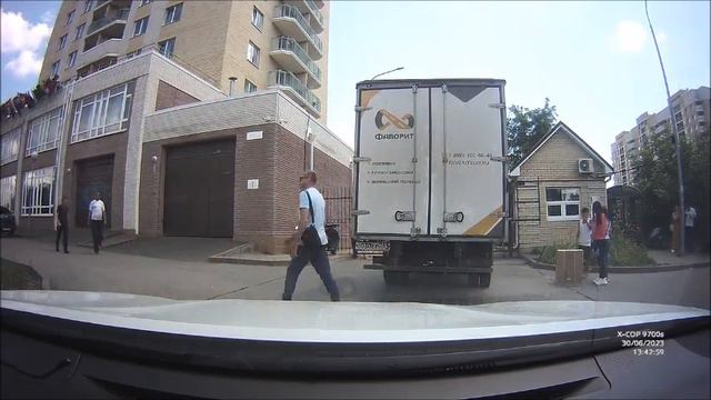 Сыкло из ТК Фаворит перегородил проезд, был послан,трусливо сбежал смотреть онлайн