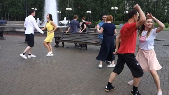 Танцы на Театральной площади г. Сыктывкара 15.07.2018 - 16 - Vivir Mi Vida - Marc Anthony смотреть онлайн