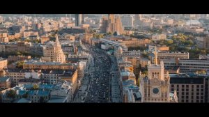 Утро красит нежным светом стены древнего Кремля