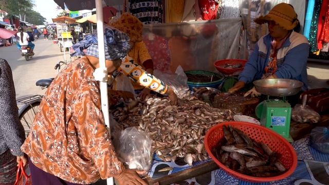 Vihear Suor food market scenes, fresh vegetables, fruits, meat & breakfast, Cambodian food market смотреть онлайн