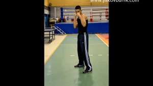 Боковой удар левой в голову с шагом вперед