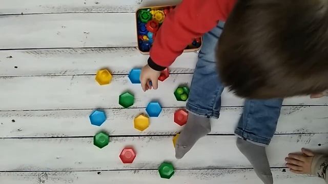 Развивающая игра для детей  Сортировка по основным цветам смотреть онлайн