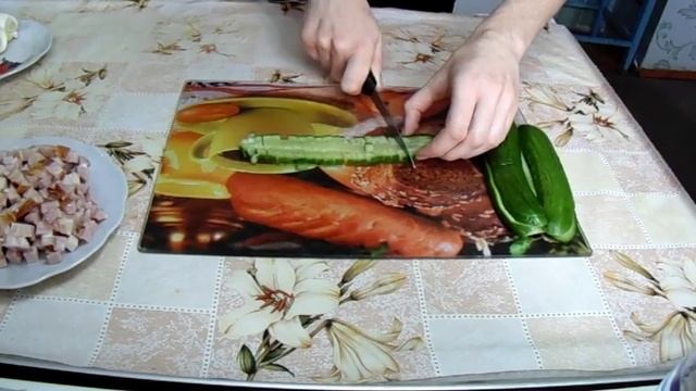 Оливье со свежим огурцом и копченым мясом