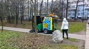 Субкомпактная вакуумная подметально-уборочная машина ПУМ 5021 в Лианозовском парке