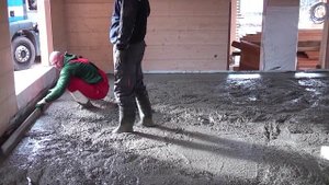 заливка пола в доме из бруса
