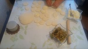 "Готовим с любовью"Тесто для пирожков на сыворотке, начинка: творог и капуста.